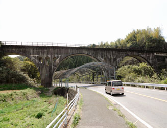 北側から望む福井川橋梁