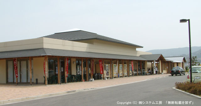 物産館には鮮魚即売コーナーがあり、新鮮な海の幸を買うことができる道の駅「松浦海のふるさと館」