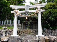 沖ノ島には志自岐神社沖の宮がある。式内社 志自岐神社は上宮、中宮、地の宮、沖の宮、別当寺（円満寺）の総称です