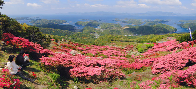 この景色を眺めながらの休憩は最高のひと時（長串山公園のつつじと北九十九島、一番奥は平戸島）