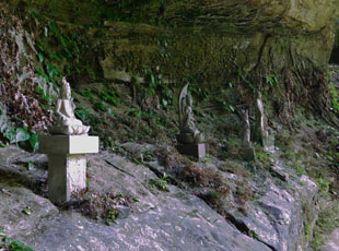 洞窟の中には多くの石仏が並ぶ