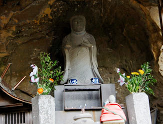 聖徳太子の像は入口と観音堂横の２か所にありました