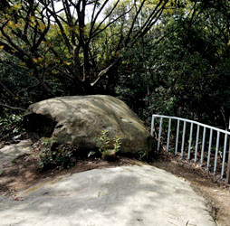 弘法大師が瞑想したと伝えられる座禅岩