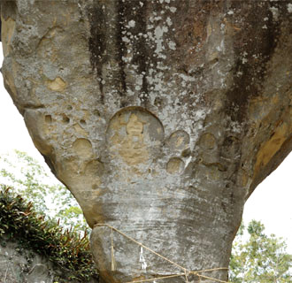 岩壁には千手観音や多くの梵字が刻まれている