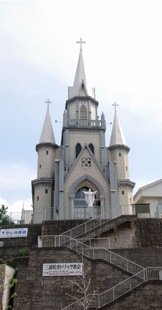中央に大尖塔、左右に小尖塔の三浦町カトリック教会