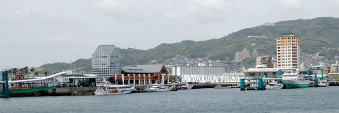 左は鯨瀬ターミナル、右は新港ターミナル