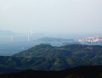 遠くに大島大橋と大島造船所が見える
