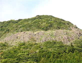 白岳のいわれになっている山頂部の岩壁