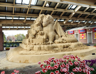入場口に作られた砂の彫刻「ドラゴン」（鳥取市が制作し出展中）