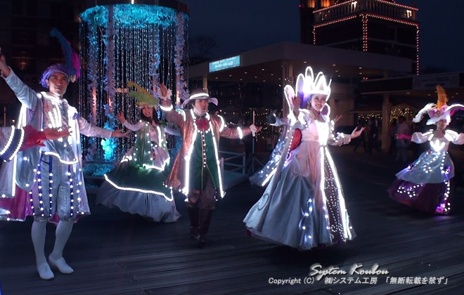 ハウステンボス　グランドページェント　クリスタリア　（光のナイトパレード）　衣装の電飾が点いて煌びやかに