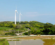 風力発電機はオランダのラガウエイ社製で風車はブレイドまで含めると高さ75m、ブレイドの長さは25m。 年間に418万1000kwの発電量を見込んでいる