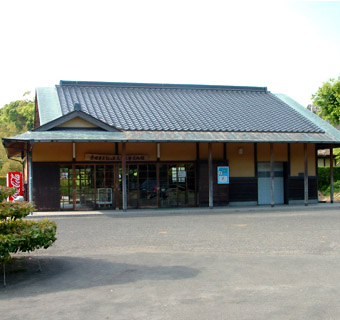 壱岐民俗工芸文化館は壱岐風土記の丘園内に併設。鬼だこや消防手押しポンプ、もみすり臼、つぼ、皿などの古民具を収集、展示している。