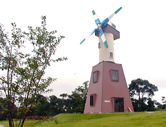 壱岐風民の郷 (いきかざたみのさと)の風力発電のオランダ型風車