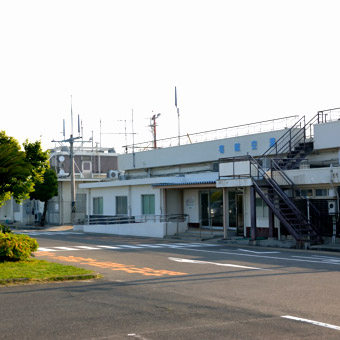 簡素な壱岐空港のターミナルビル