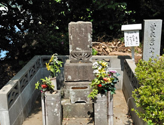 松尾芭蕉の弟子河合曽良の墓（半分に折れている）