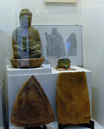 天手長男神社から出土した石造弥勒如来坐像(高さ54.3cm)には延久二年(1070)の銘があり、日本で三番目に古い石像として国の重要文化財になった。そのレプリカ。