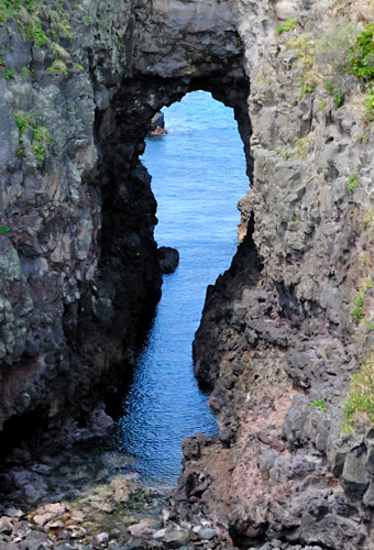 「鬼ノ足跡」と言われる大穴は洞窟で海と結ばれている