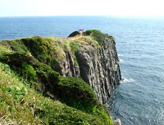 半島の突端は断崖絶壁の岬