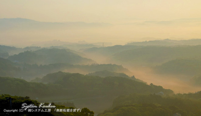 早朝の岳ノ辻展望台から見る朝靄（あさもや）の風景