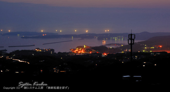 西側展望デッキから見る夜景　（遠くにイカ釣り船の照明が点々と見える）