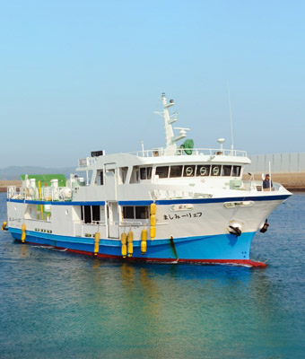 渡良三島を巡回する市営の渡船「フェリーみしま」