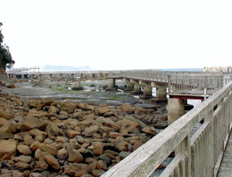 丸太海岸の海面に突き出た遊歩道「ウォーターデッキ・ステーション」があり、まわりは千畳敷という平らな岩盤の磯となっている