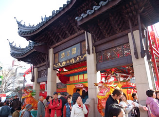 湊公園にある中国蘇州地方に残る伝統的建築様式の石造り表門（中国名牌楼）