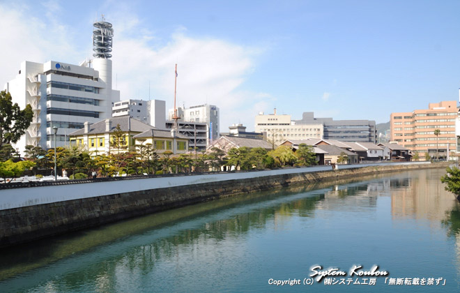出島（でじま）は、1634年江戸幕府の鎖国政策の一環として長崎に築造された扇型の人工島