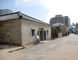 奥は旧石倉は安政の開国後に建てられたもの、手前は新石倉は慶応元年に建てられたものを復元