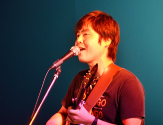 古賀　涼さんは諫早出身のシンガーソングライター