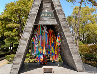 平和祈念像の左右にある折鶴の塔