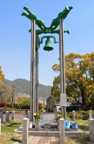 動員学徒の碑・長崎の鐘