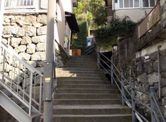 石段の多い坂道が続く「龍馬通り」