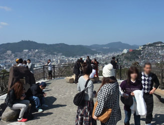 坂本龍馬の像の立つ広場は天気の良い日は大人気