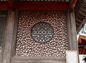 中国南方建築の氷裂式組子の丸窓が珍しい