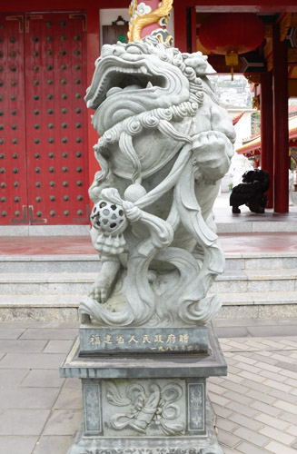 儀門（ぎもん）の入口の両側にある獅子像