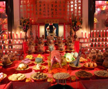 豚の頭が並ぶ祭壇。中国では亥は豚を意味し、子孫繁栄の象徴であり、豚（亥）年に生まれた人は礼儀正しく勇敢との伝えがあります。