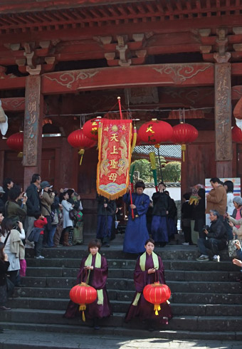 2月28日(日) は興福寺が出発地でした。興福寺の屋敷門は国の重要文化財