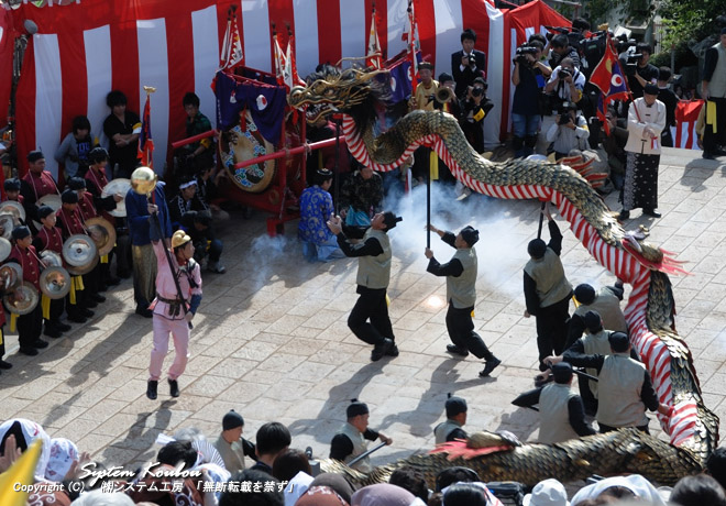 龍踊り（じゃおどり）の起源は中国で、五穀豊穣を祈る雨乞いの神事に始まったものと云われています