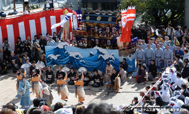 築町の本踊は三味線に日本舞踊と大人数で華やか