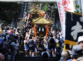 お下りは10月7日午後1時に諏訪神社を出発します