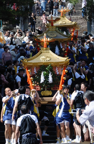 三基の神輿が諏訪神社の長い石段を下る