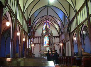 大浦天主堂内はアーチの梁とステンドグラスからの光が美しい