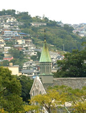 大浦天主堂のある周辺は山の上まで家があり坂の街長崎の風景