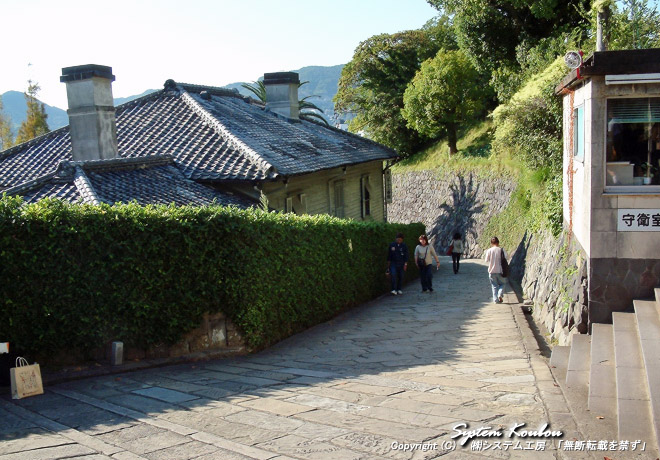 長崎オランダ坂で一番有名な活水女子大学前の石畳の道