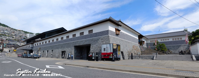 堂々たる石垣に白壁造りの長崎歴史文化博物館