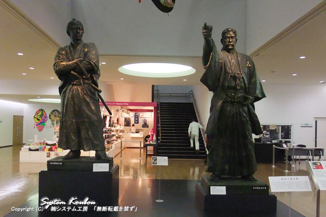 長崎歴史文化博物館入口のエントランスに立つ坂本龍馬と岩崎弥太郎の銅像