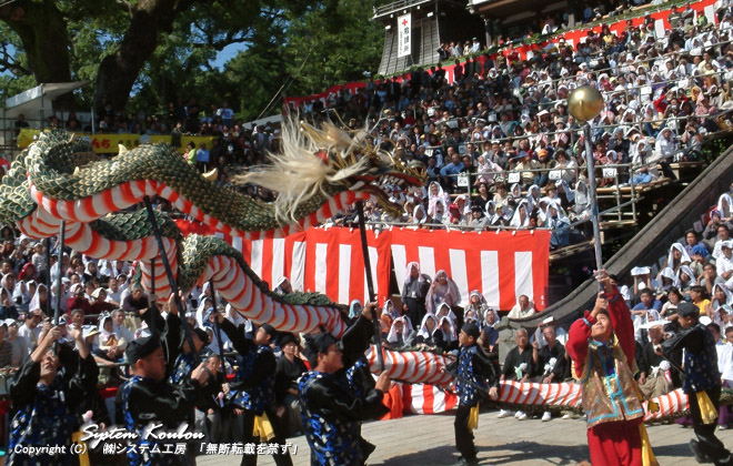 諏訪神社の境内で行われる「長崎くんち」