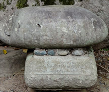 力石（昭和天皇が皇太子時代に長崎図書館で植樹の時に踏石に用いられた石