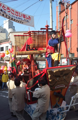 長崎ランタンフェスティバルのメーンイベントの一つである媽祖（まそ）行列